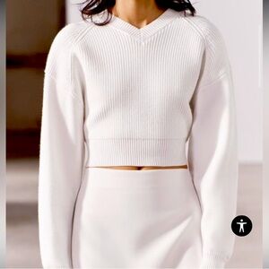 NWT Zara Women’s White Plain Knit Cropped V-Neck Sweater - size Medium
